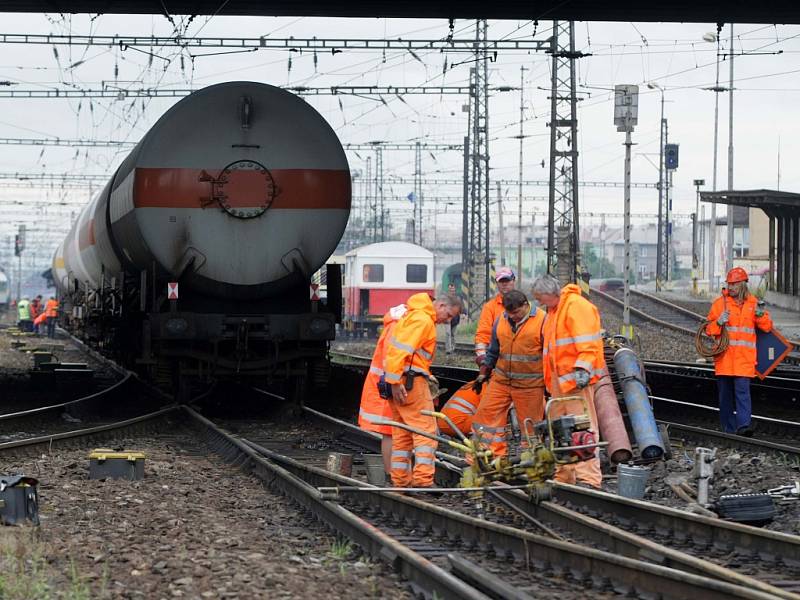 Opravy kolejí po nehodě cisternového vlaku