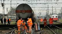 Opravy kolejí po nehodě cisternového vlaku