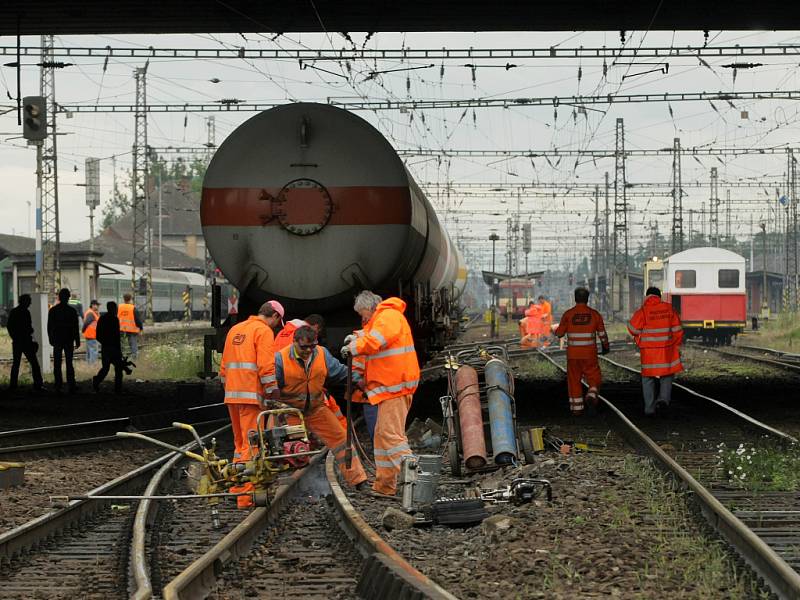 Opravy kolejí po nehodě cisternového vlaku