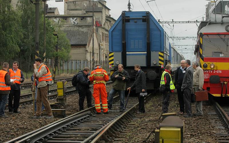 Opravy kolejí po nehodě cisternového vlaku