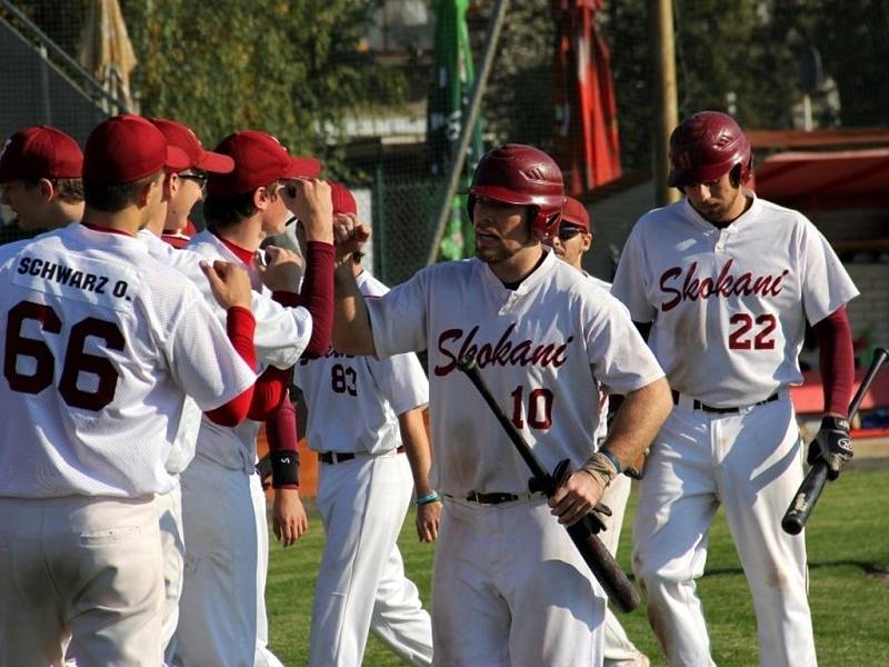 Olomoučtí baseballisté (v bílém) porazili v baráži Hlubokou nad Vltavou 3:1 na zápasy a zachránili se v extralize. Evan Baun