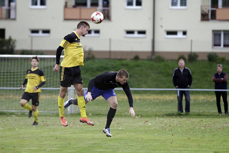 Fotbalisté Nových Sadů (ve žlutém) porazili Kozlovice 3:1