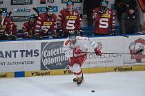 Hokejisté Olomouce (v bílém) v předehrávce 19. kola extraligy proti HC Sparta Praha. Rok Macuh