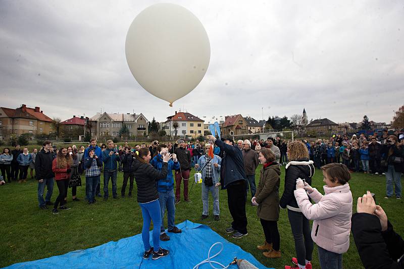 Studenti hejčínského gymnázia spolu s Hanáckým radioklubem vypustili balónovou sondu do stratosféry.