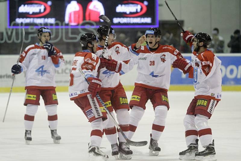 Olomoučtí hokejisté (v bílém) porazili Karlovy Vary 3:2 v prodloužení.