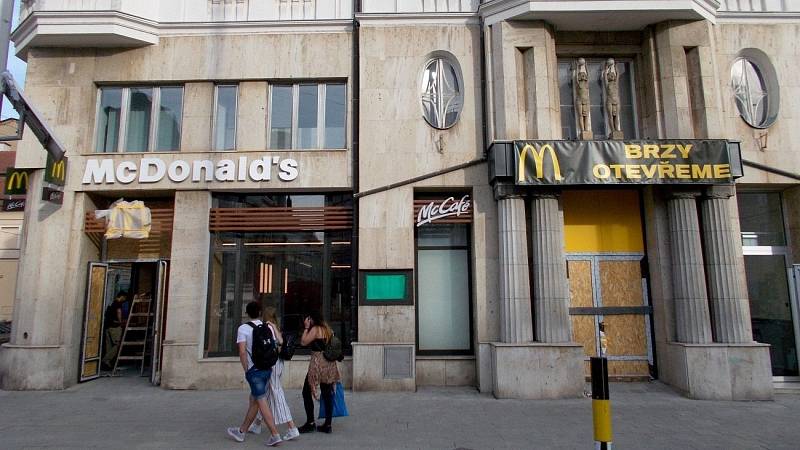 V budově bývalého kina Mír na olomouckém náměstí Hrdinů vzniká pobočka řetězce McDonald´s. 13. září 2020