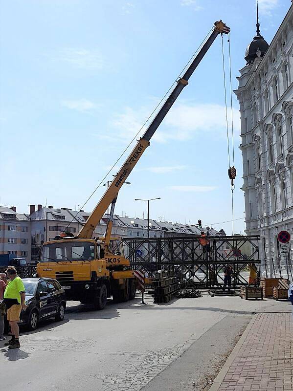 Stavba lávky pro pěší u mostu v Komenského ulici v Olomouci