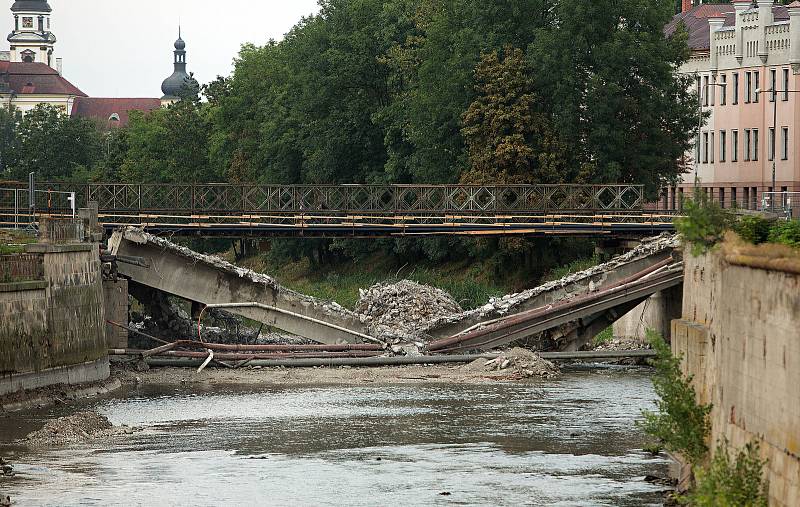 26.7.2018 - demolice olomouckého mostu přes Moravu u Bristolu.