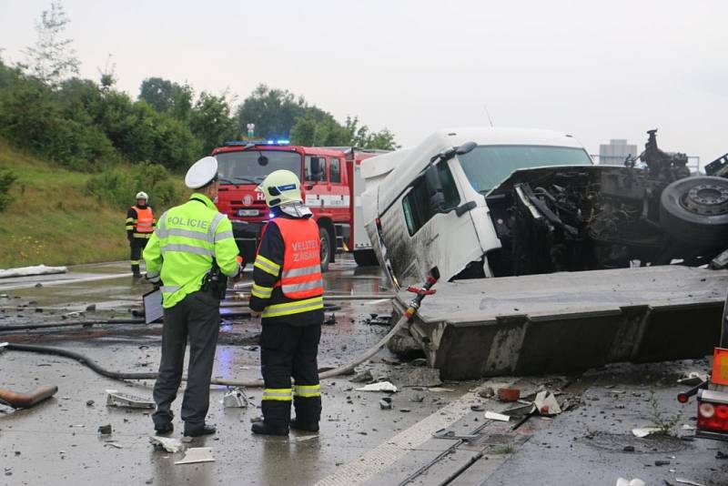 Dopravní nehoda s požárem na D1.