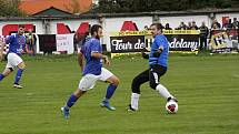 Fotbalisté Sigmy Hodolany (v bílo-černém) porazili Přáslavice 6:1.