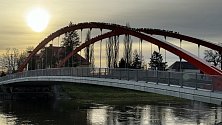 Mrazivé dopoledne 5. ledna 2024. Most u kojeňáku, jehož oblouky obsadily stovky holubů.