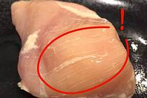 Myslíte si, že jsou tato bílá vlákna na kuřecích prsou normální? Omyl! Jedná se o nemoc bílých vláken, při které dochází k nárůstu tuku až o 224 procent. Varuje spolek Obraz - Obránci zvířat.