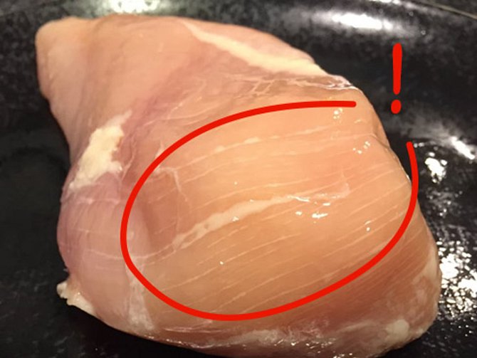 Myslíte si, že jsou tato bílá vlákna na kuřecích prsou normální? Omyl! Jedná se o nemoc bílých vláken, při které dochází k nárůstu tuku až o 224 procent. Varuje spolek Obraz - Obránci zvířat.