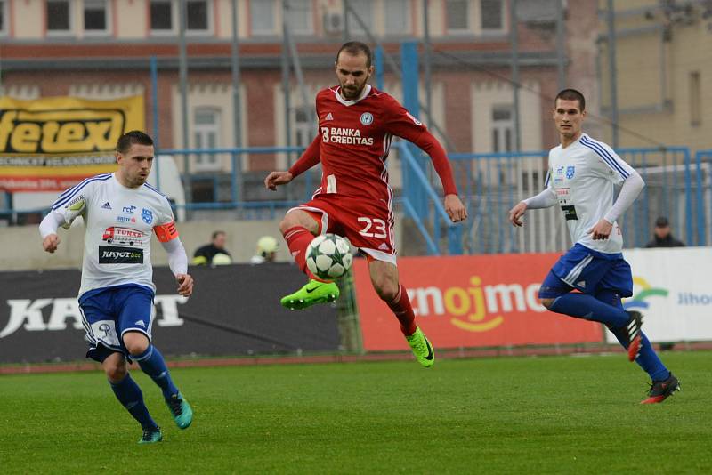 Olomoučtí fotbalisté (v červeném) porazili Znojmo 4:1 a slavili postup do první ligy