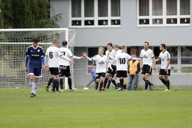 Fotbalisté Uničova remizovali s Rýmařovem (v bílém) 1:1