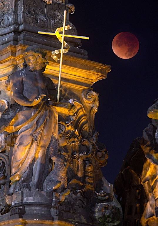 Krvavý měsíc nad Sloupem Nejsvětější Trojice na Horním náměstí v Olomouci