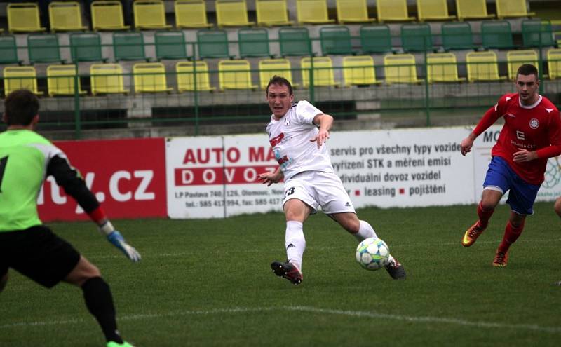 Fotbalisté Holice (v bílém) porazili Třebíč 1:0.