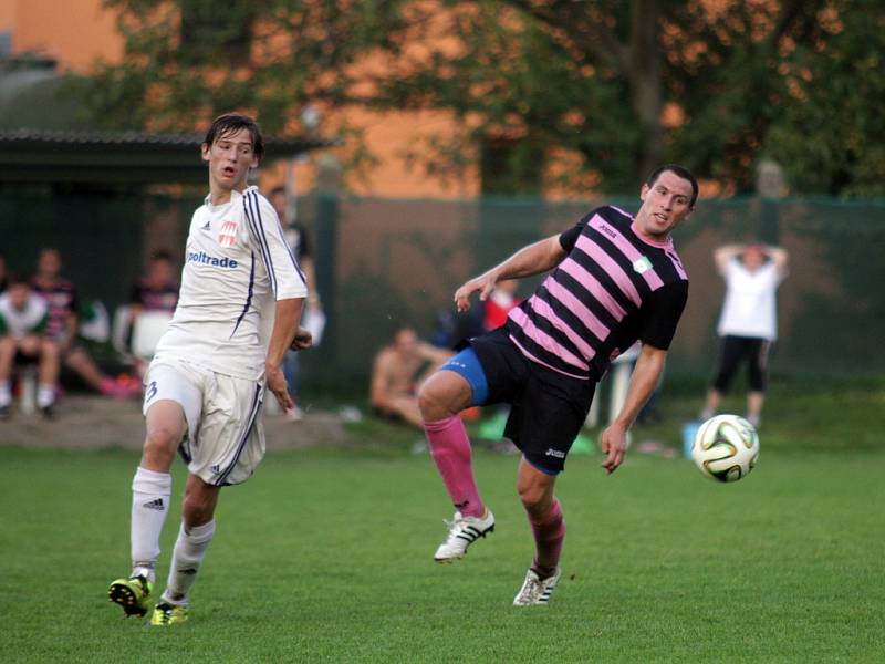 Fotbalisté Chválkovic (v pruhovaném) porazili Mohelnici B 2:1. 