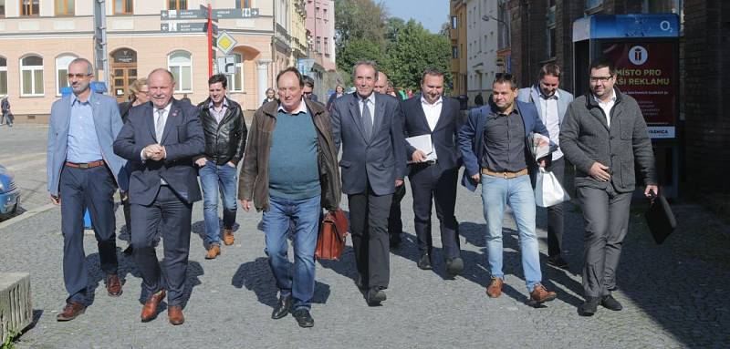 Předvolební autobus Deníku - lídři stran v Olomouckém kraji nasedají u olomoucké tržnice na autobus do Přerova