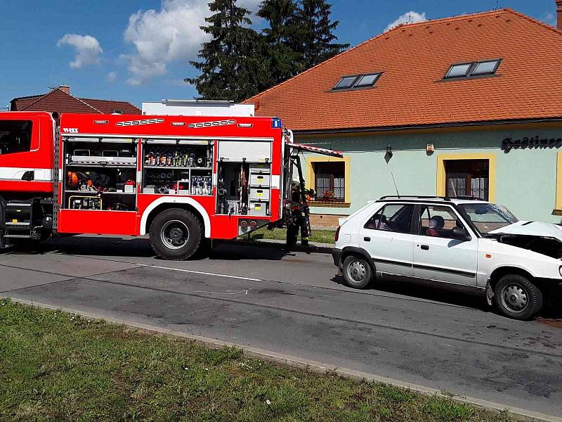 Celkem pět  zraněných včetně tří dětí si vyžádala dopravní nehoda v Drahanovicích na Olomoucku. Na křižovatce u vjezdu do obce se ve středu okolo 10 dopoledne střetla tři auta. Zranění byla naštěstí lehká. autor foto: HZOSL