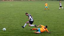 Fotbalisté Hodolan (v pruhovaném) porazili Novou Hradečnou 8:0.