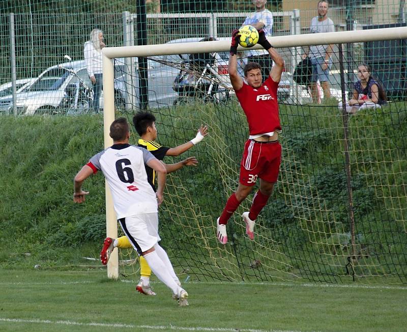 Fotbalisté Nových Sadů prohráli s týmem Holice (v bílém) 1:2.