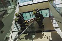 Cvičení hasičů v nové budově Y v olomoucké fakultní nemocnici