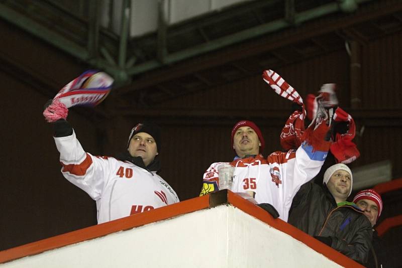 Olomoučtí hokejisté (v bílém) porazili Karlovy Vary 3:2 v prodloužení.