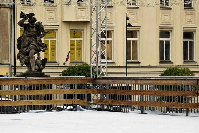 Příprava ledového kluziště na Dolním náměstí v Olomouci, 5. 11. 2019