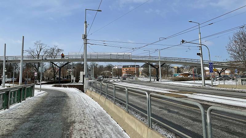 Třída 17. listopadu v Olomouci a lávka spojující tržnici s Galerií Šantovka, únor 2021