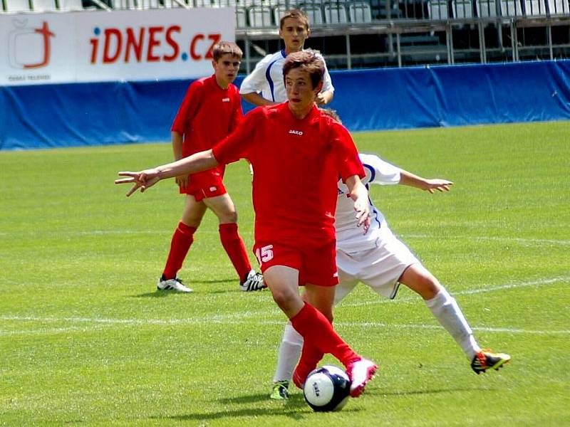 Finále ve fotbale - Olomoucký kraj (červené dresy) - Středočeský kraj 1:4