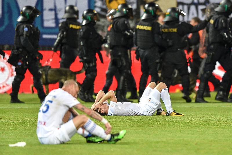 Finále fotbalového poháru MOL Cupu: FC Baník Ostrava - SK Slavia Praha, 22. května 2019 v Olomouci. Smutek hráčů Baníku