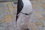 Plastika tučňáka na Dolním náměstí v Olomouci poté, co ji někdo srazil a rozbil