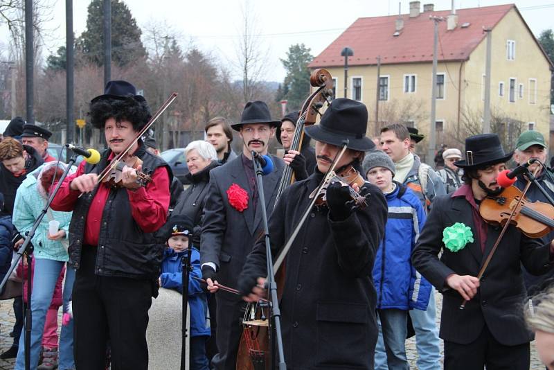 Ve Velké Bystřici nedaleko Olomouce pořádali v sobotu masopust se zabijačkou.
