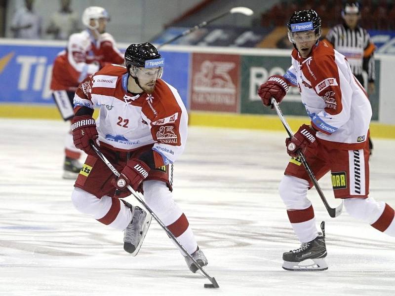 Olomoučtí hokejisté (v bílém) porazili na svém ledě Pardubice 2:1. U puku Jan Jaroměřský.