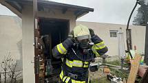 V sobotu ráno likvidovaly čtyři jednotky hasičů požár mobilního domu v Bělkovicích-Lašťanech, 26. 11. 2022