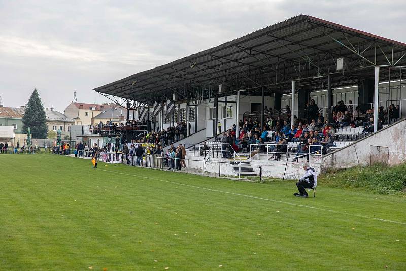 Fotbalisté Hodolan (v pruhovaném) porazili Novou Hradečnou 8:0.