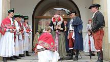 Hanácká svatba na Horním náměstí v Olomouci v podání členů folklorních souborů Klas z Kralic na Hané, Hané a Mladé Hané z Velké Bystřice a také z Hanáckého mužského sboru Rovina.