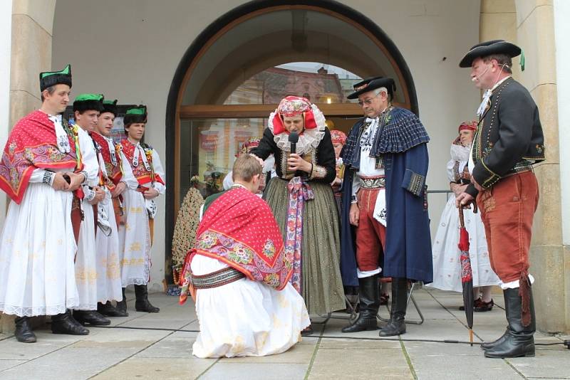 Hanácká svatba na Horním náměstí v Olomouci v podání členů folklorních souborů Klas z Kralic na Hané, Hané a Mladé Hané z Velké Bystřice a také z Hanáckého mužského sboru Rovina.