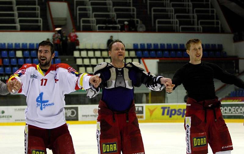 Hráči Olomouce se vrátili z kabiny poděkovat fanouškům.  Dávid Buc, Pavel Patera, Jiří Ondrušek