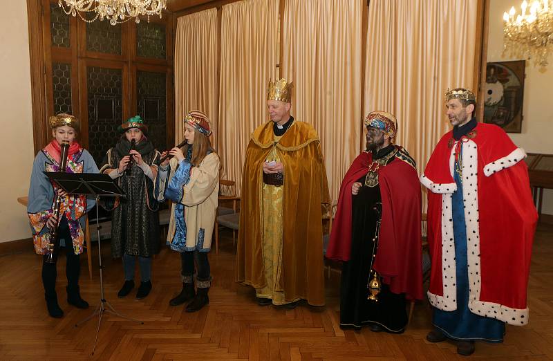 Tři králové zamířili koledovat do významných olomouckých institucí. Kostýmy Kašpara, Melichara a Baltazara na sebe vzali olomoucký biskup Antonín Basler, vedoucí střediska Samaritán Charity Olomouc Petr Prinz a ředitel hospice na Sv. Kopečku Jiří Borik, t