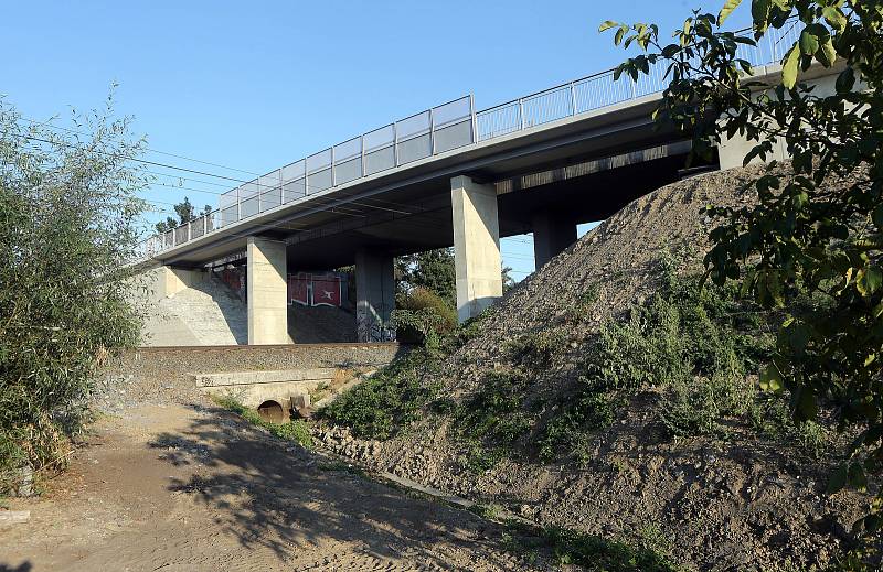 Most přes železniční trať v Holici se rozšířil o cyklostezku.