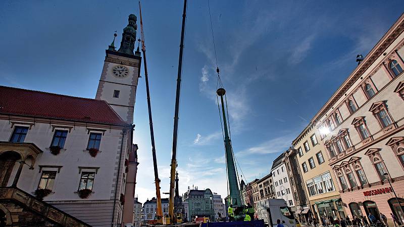 Z olomoucké radnice kvůli opravě sundali špičku věže