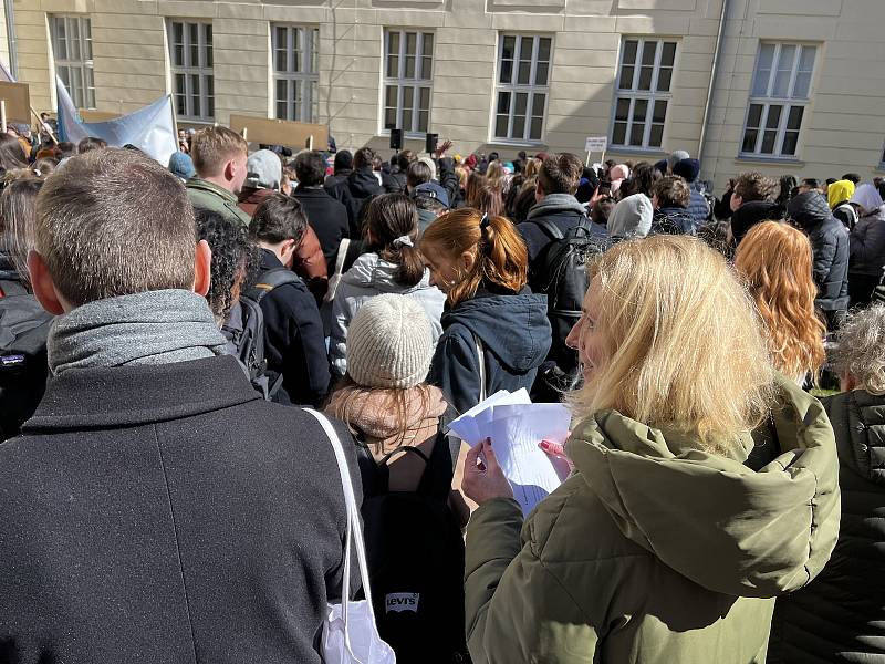 Demonstrativní Hodina pravdy na Univerzitě Palackého v Olomouci. Stávkové shromáždění na nádvoří filozofické fakulty v Křížkovského ulici, 28. března 2023.