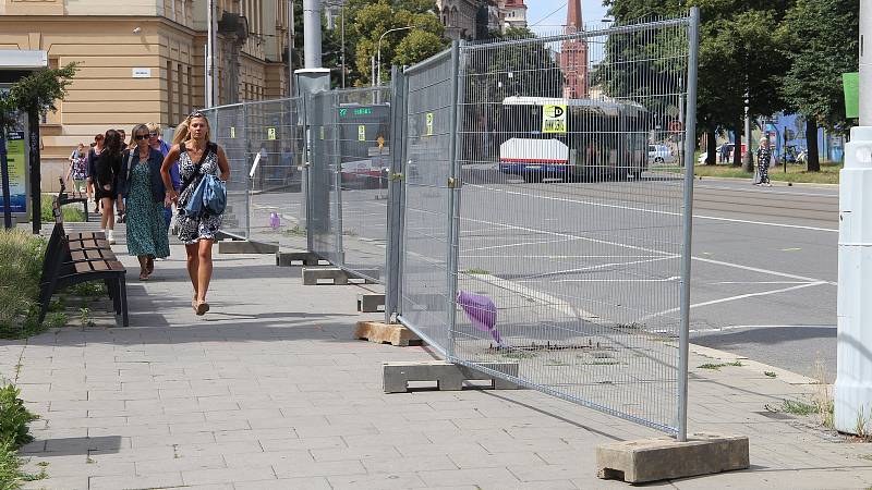 Uzavírka křižovatky tř. Svobody a Aksamitovy ulice u polikliniky v centru Olomouce, 8. srpna 2022