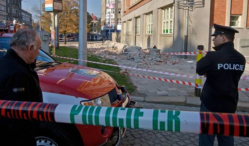 Pád zdiva z polikliniky SPEA na olomouckém náměstí Hrdinů