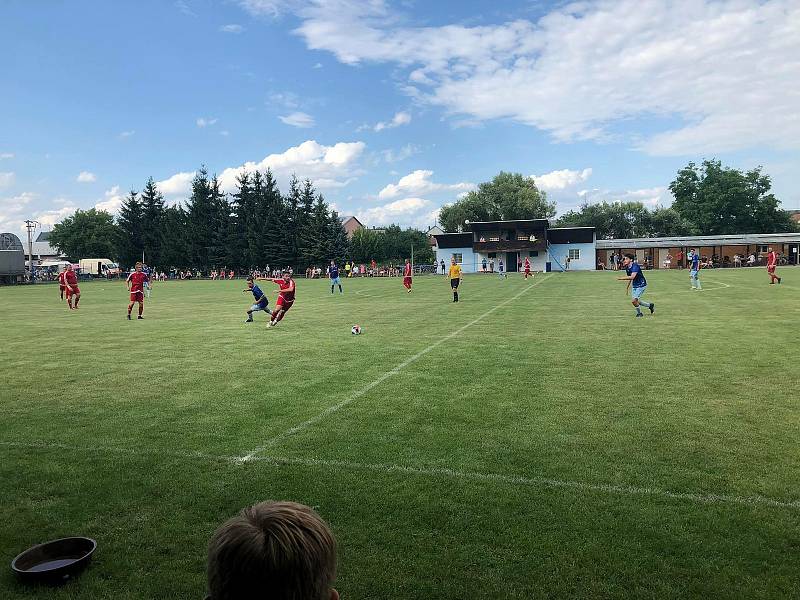 Fotbalisté Červenky nenašli recept na obranu Šumvaldu.