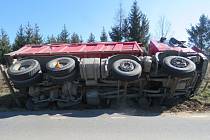 Řidič plně naloženého nákladního auta nezvládl u Slatinic na Olomoucku předjet traktor a skončil v příkopu.