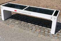 Solární wi-fi lavička ve Smetanových sadech v Olomouci