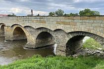 Historický Svatojánský most v Litovli čelil nebývalé zátěži kvůli uzavírce průtahu městem, 21. července 2021.